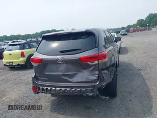 2018 Toyota Highlander LE z VIN 5TDBZRFH3JS841728, wystawiony jako IAAI lot #42424705 z przebiegiem 93 473 mil mil oraz . Historia ofert i sprzedaży dostępna na DreamBid. Obrazek 16.