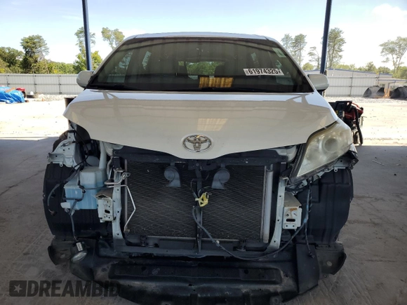 2015 Toyota Sienna Limited z VIN 5TDDK3DC7FS119915, wystawiony jako Copart lot #61974325 z przebiegiem 134 806 mil mil oraz Szkoda całkowita • Salvage title. Historia ofert i sprzedaży dostępna na DreamBid. Obrazek 5.