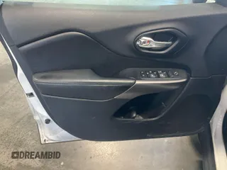 2020 Jeep Cherokee Latitude z VIN 1C4PJLCB4LD628070, wystawiony jako IAAI lot #42859811 z przebiegiem 119 307 mil mil oraz . Historia ofert i sprzedaży dostępna na DreamBid. Obrazek 5.
