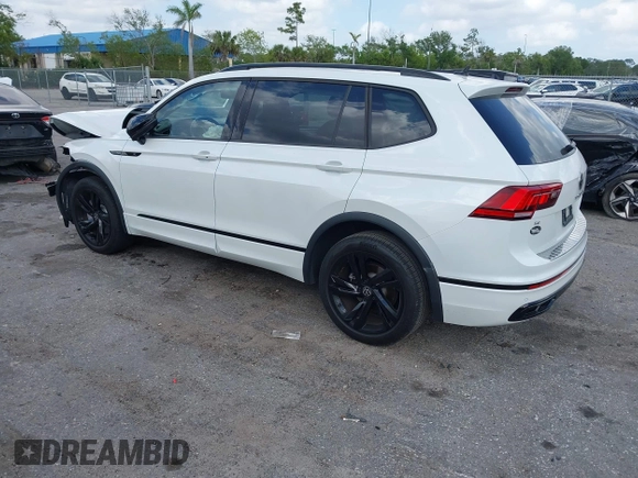2024 Volkswagen Tiguan SE R-Line Black z VIN 3VVCB7AX1RM037369, wystawiony jako IAAI lot #41911287 z przebiegiem 16 458 mil mil oraz . Historia ofert i sprzedaży dostępna na DreamBid. Obrazek 3.