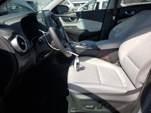 2023 Hyundai Kona SE z VIN KM8K23AG4PU179013, wystawiony jako Copart lot #56318705 z przebiegiem 48 782 mil mil oraz Szkoda całkowita • Salvage title. Historia ofert i sprzedaży dostępna na DreamBid. Obrazek 7.