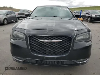 2016 Chrysler 300 S z VIN 2C3CCAGGXGH304802, wystawiony jako Copart lot #55856775 z przebiegiem 118 844 mil mil oraz Szkoda całkowita • Salvage title. Historia ofert i sprzedaży dostępna na DreamBid. Obrazek 5.
