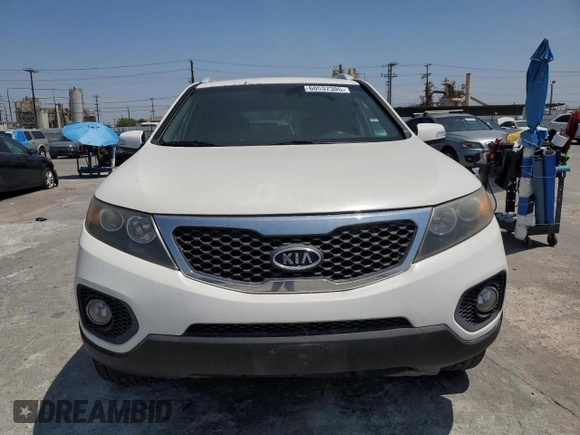 2013 Kia Sorento LX z VIN 5XYKT3A66DG400097, wystawiony jako Copart lot #60937305 z przebiegiem 177 284 mil mil oraz Czysty tytuł • Clean title. Historia ofert i sprzedaży dostępna na DreamBid. Obrazek 5.