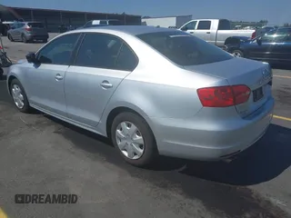 2014 Volkswagen Jetta S с VIN 3VW2K7AJ7EM307590, выставлен на аукционе IAAI как лот 42798925 с пробегом 151 412 миль миль и . История ставок и продаж доступна на DreamBid. Изображение 3.