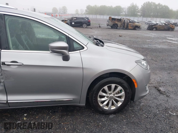 2018 Chrysler Pacifica Touring L with VIN 2C4RC1BGXJR142295, listed as a IAAI auction lot 41952592 with 135,092 mi miles and . Bid and sale history available at DreamBid. Image 17.