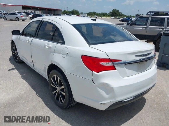 2014 Chrysler 200 LX z VIN 1C3CCBAB3EN207688, wystawiony jako IAAI lot #42086295 z przebiegiem 137 547 mil mil oraz . Historia ofert i sprzedaży dostępna na DreamBid. Obrazek 3.