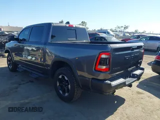 2022 Ram 1500 Rebel z VIN 1C6SRFLT4NN177112, wystawiony jako IAAI lot #42402050 z przebiegiem 26 239 mil mil oraz . Historia ofert i sprzedaży dostępna na DreamBid. Obrazek 3.