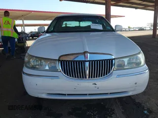 2000 Lincoln Town Car Signature with VIN 1LNHM82W1YY916055, listed as a IAAI auction lot 42488210 with 189,149 mi miles and . Bid and sale history available at DreamBid. Image 12.