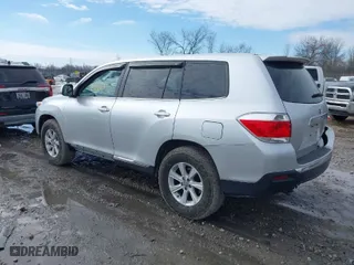 2013 Toyota Highlander with VIN 5TDBK3EH8DS232867, listed as a IAAI auction lot 41662831 with 179,884 mi miles. Bid and sale history available at carsss.com. Image 3.