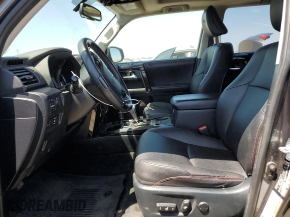 2018 Toyota 4Runner SR5 z VIN JTEBU5JR6J5564680, wystawiony jako Copart lot #58847355 z przebiegiem 96 632 mil mil oraz Szkoda całkowita • Salvage title. Historia ofert i sprzedaży dostępna na DreamBid. Obrazek 7.