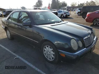 1997 Mercedes-Benz E 320 with VIN WDBJF55FXVA430115, listed as a Copart auction lot 43053715 with 158,057 mi miles and Clean Title. Bid and sale history available at DreamBid. Image 4.