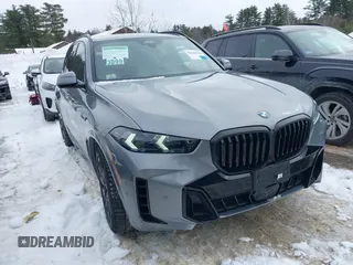 2024 BMW X5 xDrive40i z VIN 5UX23EU06R9S09659, wystawiony jako IAAI lot #41444238 z przebiegiem 26 923 mil mil oraz . Historia ofert i sprzedaży dostępna na DreamBid. Obrazek 1.