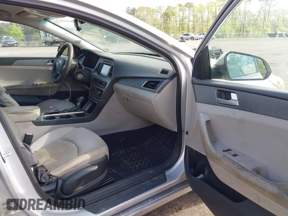 2016 Hyundai Sonata SE z VIN 5NPE24AF0GH335038, wystawiony jako IAAI lot #41958970 z przebiegiem 142 468 mil mil oraz . Historia ofert i sprzedaży dostępna na DreamBid. Obrazek 5.