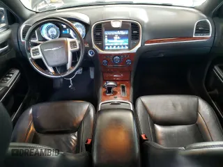 2014 Chrysler 300 z VIN 2C3CCAAG0EH132608, wystawiony jako Copart lot #59217075 z przebiegiem 215 836 mil mil oraz Szkoda całkowita • Salvage title. Historia ofert i sprzedaży dostępna na DreamBid. Obrazek 8.