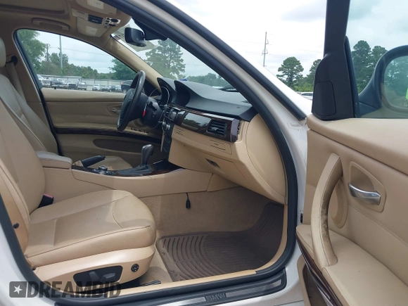 2011 BMW 3 Series 328i xDrive z VIN WBAPK5G54BNN27937, wystawiony jako IAAI lot #42446717 z przebiegiem 102 256 mil mil oraz . Historia ofert i sprzedaży dostępna na DreamBid. Obrazek 5.