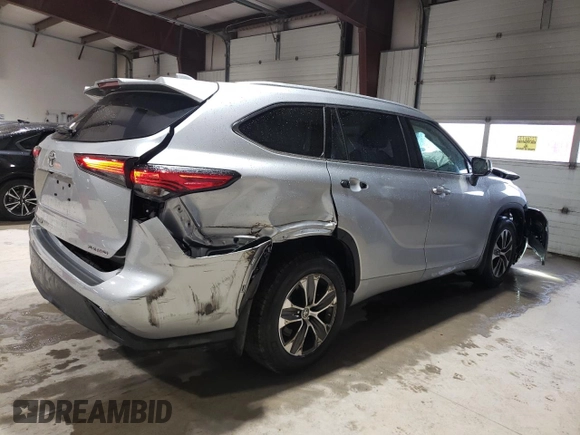 2022 Toyota Highlander XLE with VIN 5TDGZRBH6NS163543, listed as a Copart auction lot 57796635 with 26,011 mi miles and Salvage title. Bid and sale history available at DreamBid. Image 3.