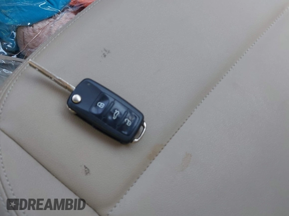 2013 Volkswagen Beetle 2.5L w/Sun с VIN 3VWJP7AT2DM659280, выставлен на аукционе IAAI как лот 42165515 с пробегом Не указан миль и . История ставок и продаж доступна на DreamBid. Изображение 11.