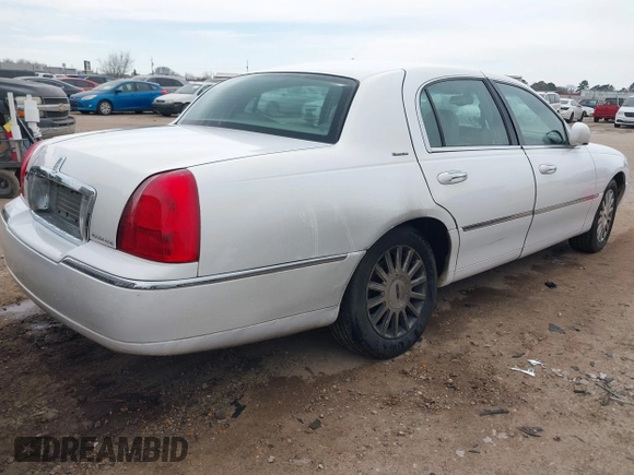 2003 Lincoln Town Car Executive z VIN 1LNHM81W93Y629010, wystawiony jako IAAI lot #41701635 z przebiegiem 247 049 mil mil oraz . Historia ofert i sprzedaży dostępna na DreamBid. Obrazek 4.