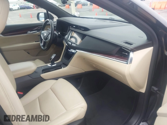 2019 Cadillac XT5 Premium Luxury FWD z VIN 1GYKNERS3KZ134635, wystawiony jako IAAI lot #41889843 z przebiegiem 56 044 mil mil oraz . Historia ofert i sprzedaży dostępna na DreamBid. Obrazek 5.