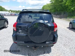 2008 Toyota RAV4 Limited с VIN JTMZK31V986012623, выставлен на аукционе IAAI как лот 42368933 с пробегом 220 429 миль миль и . История ставок и продаж доступна на DreamBid. Изображение 16.