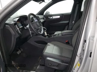 2024 Volvo XC40 Core Bright Theme z VIN YV4L12UK9R2336505, wystawiony jako Copart lot #43999125 z przebiegiem 19 779 mil mil oraz Czysty tytuł • Clean title. Historia ofert i sprzedaży dostępna na DreamBid. Obrazek 7.