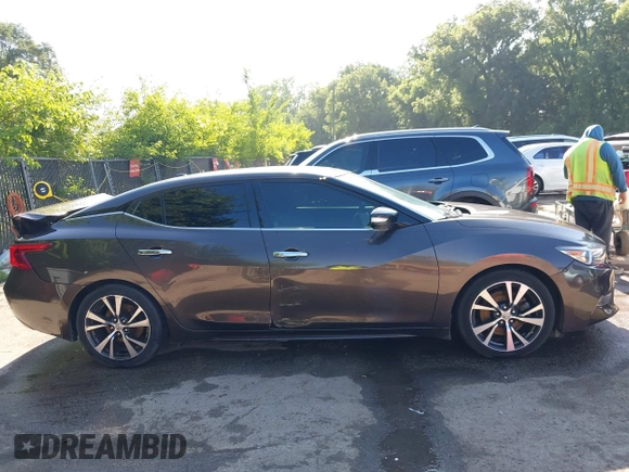 2016 Nissan Maxima Platinum z VIN 1N4AA6AP3GC385276, wystawiony jako IAAI lot #42547410 z przebiegiem 100 307 mil mil oraz . Historia ofert i sprzedaży dostępna na DreamBid. Obrazek 12.