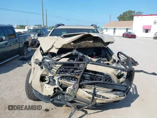 2018 Toyota Tacoma SR5 z VIN 3TMDZ5BN4JM039802, wystawiony jako IAAI lot #42300924 z przebiegiem 48 828 mil mil oraz . Historia ofert i sprzedaży dostępna na DreamBid. Obrazek 6.
