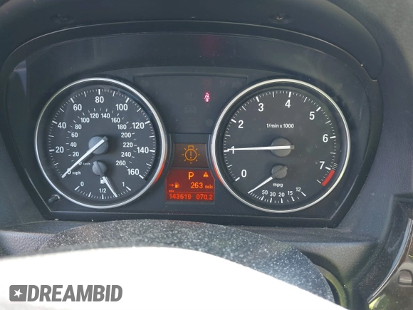 2011 BMW 3 Series 328i xDrive z VIN WBAPK7C51BA970796, wystawiony jako IAAI lot #41886963 z przebiegiem 143 619 mil mil oraz . Historia ofert i sprzedaży dostępna na DreamBid. Obrazek 7.