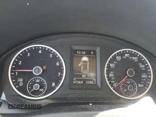 2017 Volkswagen Tiguan S z VIN WVGAV7AXXHK028345, wystawiony jako Copart lot #52797575 z przebiegiem 67 364 mil mil oraz Szkody całkowita. Historia ofert i sprzedaży dostępna na DreamBid. Obrazek 9.
