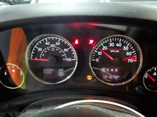 2018 Jeep Wrangler Unlimited Rubicon Recon z VIN 1C4HJWFG3JL830219, wystawiony jako Copart lot #47385325 z przebiegiem 121 679 mil mil oraz Szkoda całkowita • Salvage title. Historia ofert i sprzedaży dostępna na DreamBid. Obrazek 9.