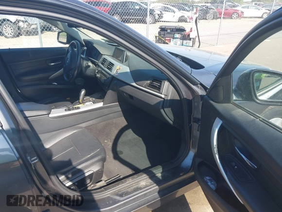 2013 BMW 3 Series 328i xDrive z VIN WBA3B5C52DF138926, wystawiony jako IAAI lot #42256316 z przebiegiem 158 240 mil mil oraz . Historia ofert i sprzedaży dostępna na DreamBid. Obrazek 5.