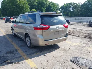 2017 Toyota Sienna XLE Auto Access Seat z VIN 5TDYZ3DC4HS837017, wystawiony jako IAAI lot #42237044 z przebiegiem 91 041 mil mil oraz . Historia ofert i sprzedaży dostępna na DreamBid. Obrazek 3.