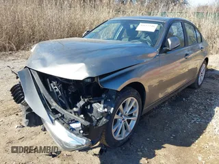 2016 BMW 3 Series 320i xDrive z VIN WBA8E5G56GNT93029, wystawiony jako IAAI lot #41652248 z przebiegiem 93 088 mil mil oraz . Historia ofert i sprzedaży dostępna na DreamBid. Obrazek 18.