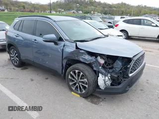 2022 Toyota Corolla Cross XLE z VIN 7MUDAABG1NV013042, wystawiony jako IAAI lot #42011225 z przebiegiem 30 897 mil mil oraz . Historia ofert i sprzedaży dostępna na DreamBid. Obrazek 1.