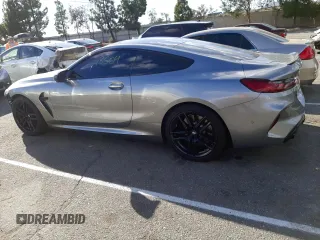 2022 BMW M8 Competition z VIN WBSAE0C02NCG99859, wystawiony jako Copart lot #70144082 z przebiegiem 13 504 mil mil oraz . Historia ofert i sprzedaży dostępna na DreamBid. Obrazek 2.