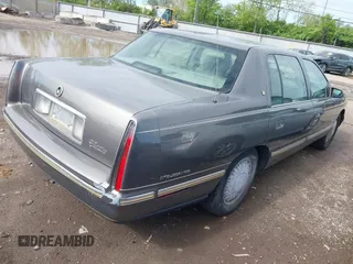 1999 Cadillac DeVille DHS z VIN 1G6KE54Y2XU752599, wystawiony jako IAAI lot #42141950 z przebiegiem 135 999 mil mil oraz . Historia ofert i sprzedaży dostępna na DreamBid. Obrazek 4.