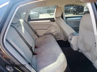 2017 Volkswagen Passat S z VIN 1VWAT7A35HC005604, wystawiony jako Copart lot #49499095 z przebiegiem 124 618 mil mil oraz Szkoda całkowita • Salvage title. Historia ofert i sprzedaży dostępna na DreamBid. Obrazek 10.