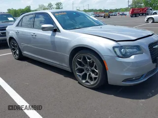 2015 Chrysler 300 S z VIN 2C3CCABG1FH749693, wystawiony jako IAAI lot #42156040 z przebiegiem 138 175 mil mil oraz . Historia ofert i sprzedaży dostępna na DreamBid. Obrazek 1.