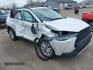 2024 Toyota Corolla Cross LE z VIN 7MUBAABG2RV103930, wystawiony jako IAAI lot #42051280 z przebiegiem 27 541 mil mil oraz . Historia ofert i sprzedaży dostępna na DreamBid. Obrazek 1.