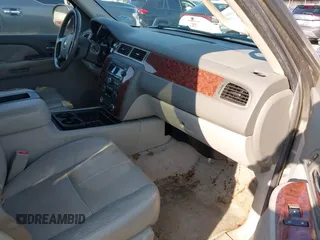 2007 Chevrolet Suburban LT с VIN 1GNFC16027R225418, выставлен на аукционе IAAI как лот 42466800 с пробегом Не указан миль и . История ставок и продаж доступна на DreamBid. Изображение 5.