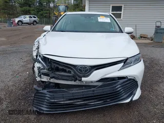 2019 Toyota Camry LE z VIN 4T1B11HK8KU819721, wystawiony jako IAAI lot #42127411 z przebiegiem 101 333 mil mil oraz . Historia ofert i sprzedaży dostępna na DreamBid. Obrazek 13.