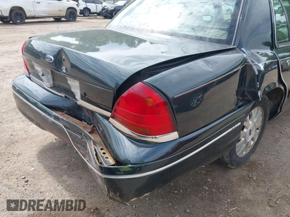2003 Ford Crown Victoria LX z VIN 2FAFP74WX3X184730, wystawiony jako IAAI lot #42264132 z przebiegiem 297 561 mil mil oraz . Historia ofert i sprzedaży dostępna na DreamBid. Obrazek 6.