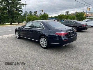 2022 Mercedes-Benz S 500 z VIN W1K6G6DB2NA068179, wystawiony jako Copart lot #59617975 z przebiegiem 43 249 mil mil oraz Tytuł czysty. Historia ofert i sprzedaży dostępna na DreamBid. Obrazek 3.