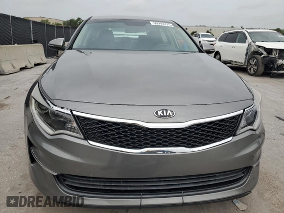 2017 Kia Optima LX z VIN 5XXGT4L34HG165031, wystawiony jako Copart lot #59993375 z przebiegiem 115 671 mil mil oraz Czysty tytuł • Clean title. Historia ofert i sprzedaży dostępna na DreamBid. Obrazek 5.