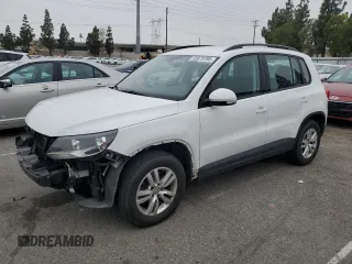 2017 Volkswagen Tiguan S z VIN WVGAV7AX0HK022120, wystawiony jako Copart lot #53879705 z przebiegiem 49 485 mil mil oraz Szkody całkowita. Historia ofert i sprzedaży dostępna na DreamBid. Obrazek 1.