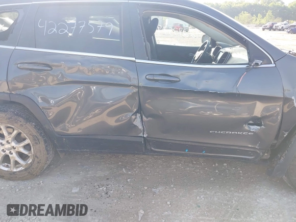 2017 Jeep Cherokee Latitude z VIN 1C4PJMCB7HW501797, wystawiony jako IAAI lot #42277579 z przebiegiem 107 639 mil mil oraz . Historia ofert i sprzedaży dostępna na DreamBid. Obrazek 13.