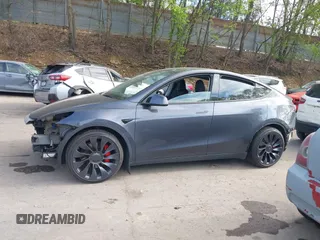 2023 Tesla Model Y Performance z VIN 7SAYGDEFXPF767971, wystawiony jako IAAI lot #42198881 z przebiegiem 32 442 mil mil oraz . Historia ofert i sprzedaży dostępna na DreamBid. Obrazek 14.