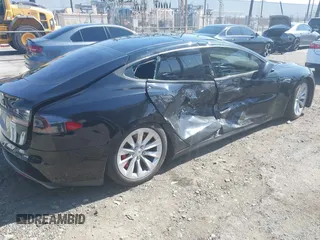 2014 Tesla Model S 60 z VIN 5YJSA1H13EFP42250, wystawiony jako IAAI lot #42267590 z przebiegiem 196 142 mil mil oraz . Historia ofert i sprzedaży dostępna na DreamBid. Obrazek 4.
