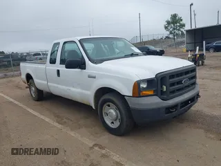 2005 Ford F-250 XL z VIN 1FTSX20565EB72278, wystawiony jako IAAI lot #41914899 z przebiegiem 270 975 mil mil oraz . Historia ofert i sprzedaży dostępna na DreamBid. Obrazek 1.