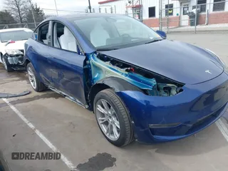 2024 Tesla Model Y Long Range z VIN 7SAYGDEE9RA244657, wystawiony jako IAAI lot #41694621 z przebiegiem 12 991 mil mil oraz . Historia ofert i sprzedaży dostępna na DreamBid. Obrazek 6.